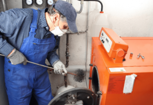 technicien-artisans-bruno-effectuant-entretien-chaudire-fioul-paris-7